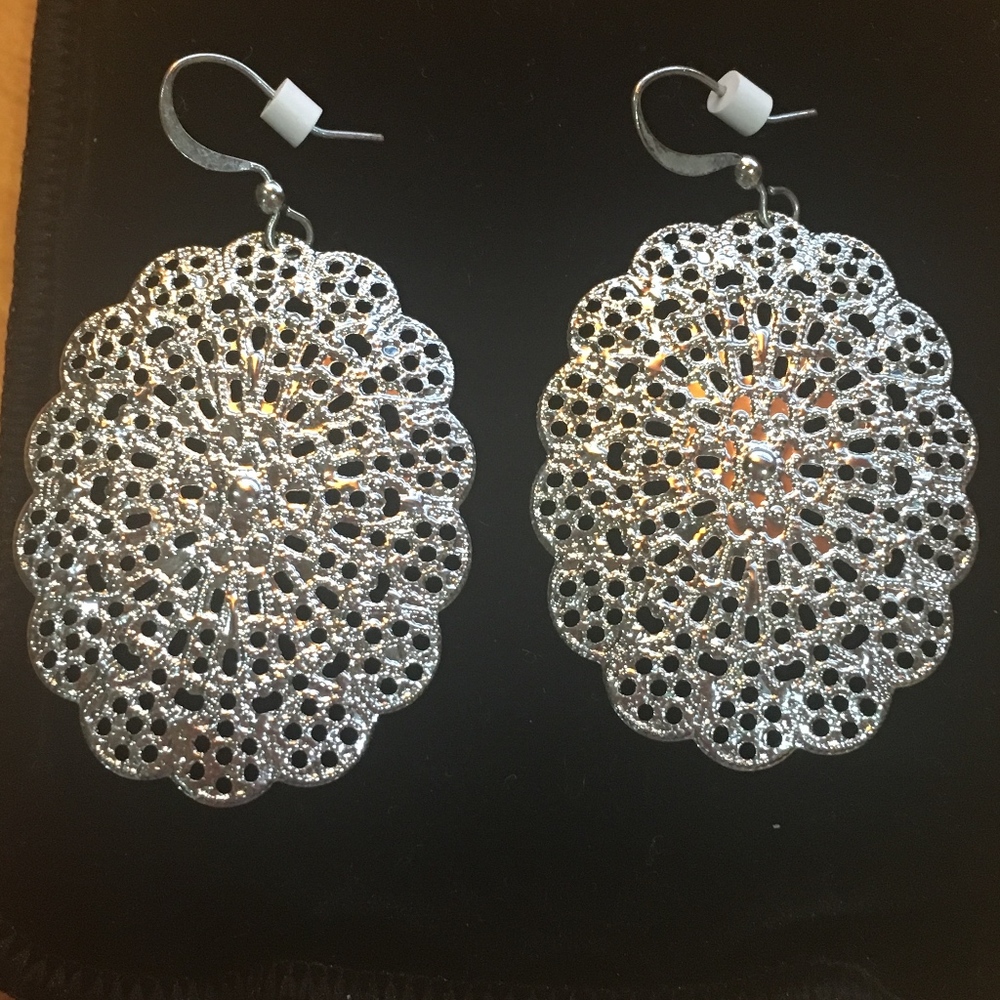 PRETTY OVAL SILVER EARRINGS